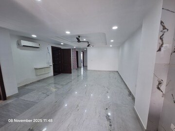 Room in 3 BHK Builder Floor at Dlf City Phase 3 – for Rent