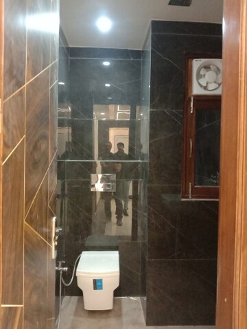 Furnished Amenities in 4 BHK Builder Floor at Dwarka Mor – for Sale