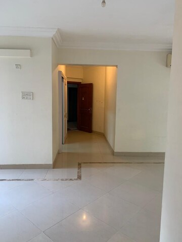 Room in 2 BHK Apartment at Raheja Sherwood, Goregaon East – for Rent