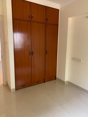 Room in 2 BHK Apartment at Raheja Sherwood, Goregaon East – for Rent