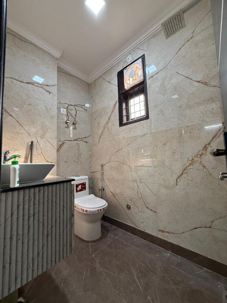 Washroom, govindpuri 3 Bedroom 900 Sq.Ft. Builder Floor In Govindpuri Delhi 9458747