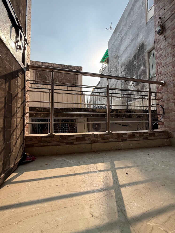 Balcony, govindpuri 3 Bedroom 900 Sq.Ft. Builder Floor In Govindpuri Delhi 9458747