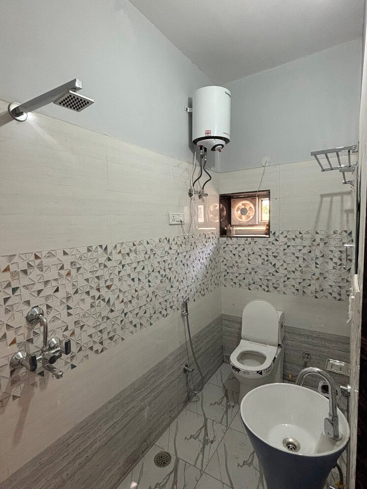 Bathroom, chattarpur 4 Bedroom 1800 Sq.Ft. Builder Floor In Chattarpur Delhi 9458551
