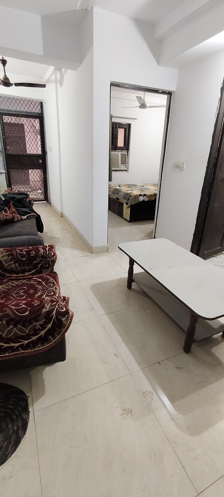 Living Room, golf links 1 Bedroom 450 Sq.Ft. Apartment In Golf Links Delhi 9458746