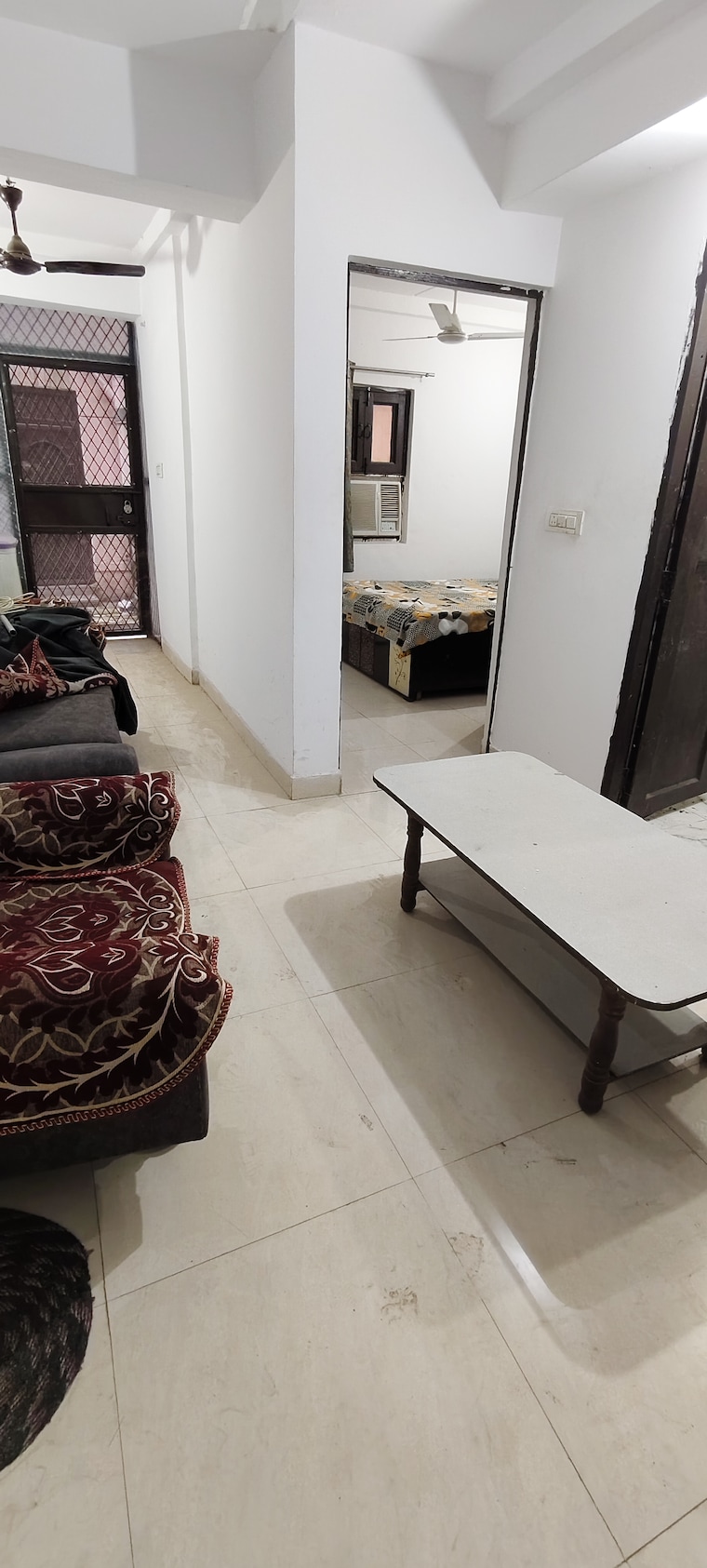 Living Room, golf links 1 Bedroom 450 Sq.Ft. Apartment In Golf Links Delhi 9458746