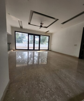 Room in 5 BHK Independent House at Sainik Farm – for Sale