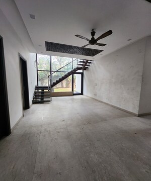 Room in 5 BHK Independent House at Sainik Farm – for Sale