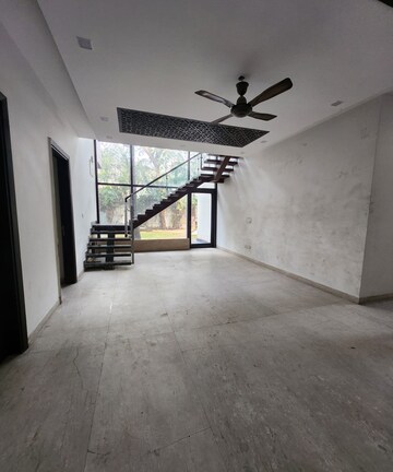 Room in 5 BHK Independent House at Sainik Farm – for Sale