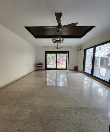 Room in 5 BHK Independent House at Sainik Farm – for Sale