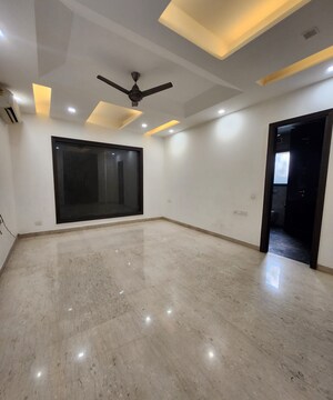 Room in 5 BHK Independent House at Sainik Farm – for Sale