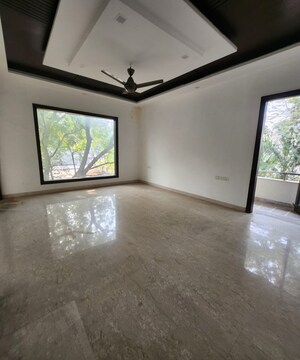 Room in 5 BHK Independent House at Sainik Farm – for Sale