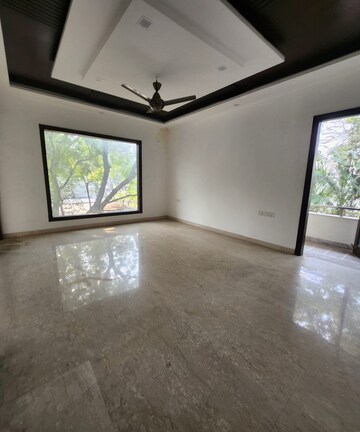 Room in 5 BHK Independent House at Sainik Farm – for Sale