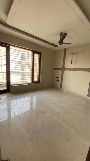 Room in 3 BHK Builder Floor at RPS Palm Drive, Sector 88 – for Sale