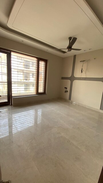 Room in 3 BHK Builder Floor at RPS Palm Drive, Sector 88 – for Sale