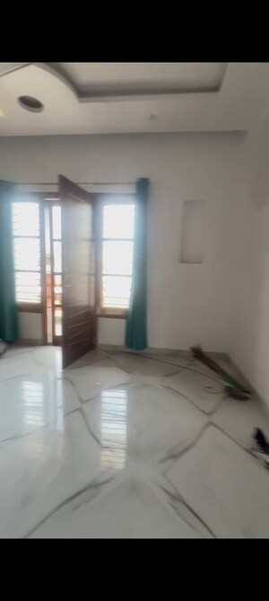 Room in 2.5 BHK Builder Floor at Turner Road – for Rent