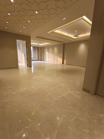 Room in 4 BHK Builder Floor at Parklands, Sector 85 – for Sale