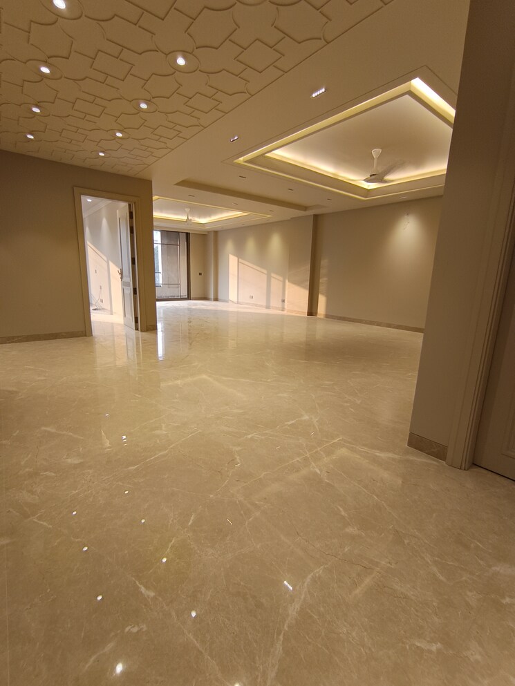 Room, parklands 4 Bedroom 500 Sq.Yd. Builder Floor In Sector 85 Faridabad 9459385