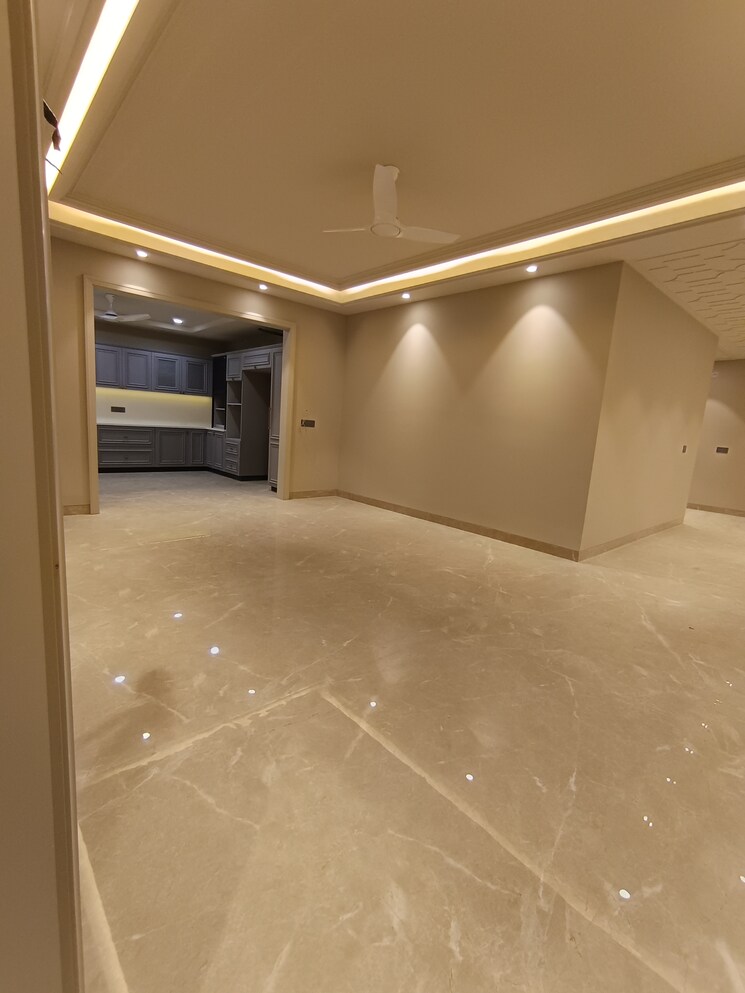 Room, parklands 4 Bedroom 500 Sq.Yd. Builder Floor In Sector 85 Faridabad 9459385