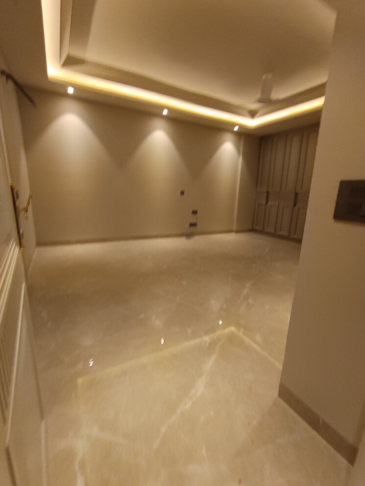 Room, parklands 4 Bedroom 500 Sq.Yd. Builder Floor In Sector 85 Faridabad 9459385