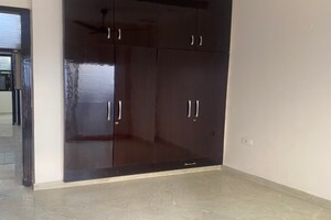 Room in 3.5 BHK Builder Floor at Shalimar Bagh – for Sale