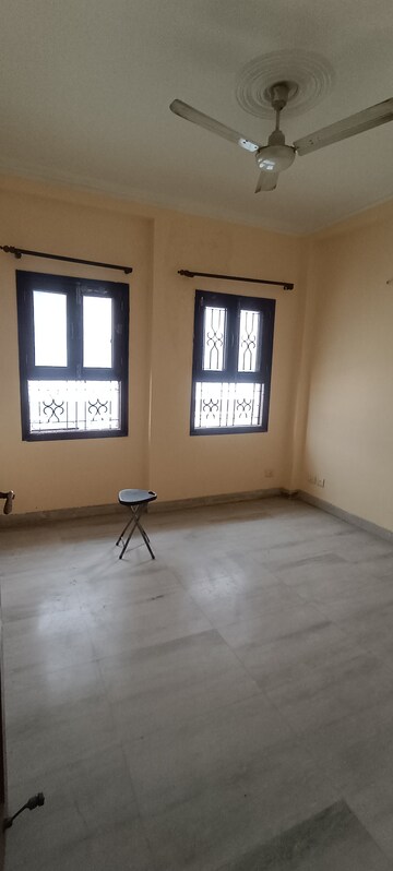 Room in 3 BHK Builder Floor at Unitech South City 1, South City 1 – for Rent