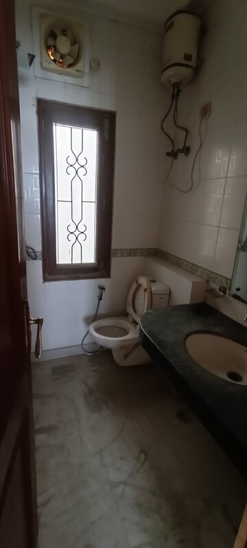 Bathroom in 3 BHK Builder Floor at Unitech South City 1, South City 1 – for Rent
