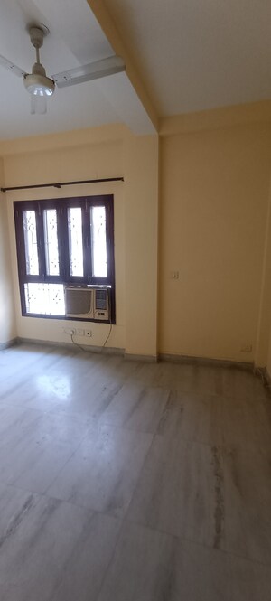 Room in 3 BHK Builder Floor at Unitech South City 1, South City 1 – for Rent