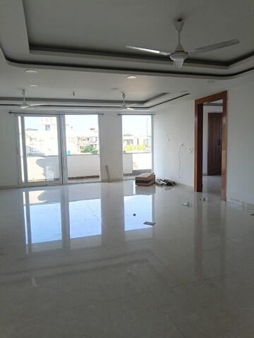 Room in 3 BHK Builder Floor at Uppal Southend, Sector 49 – for Rent