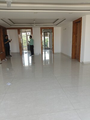 Room in 3 BHK Builder Floor at Uppal Southend, Sector 49 – for Rent