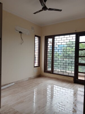 Room in 3 BHK Builder Floor at SS Southend Floors, South City 2 – for Rent
