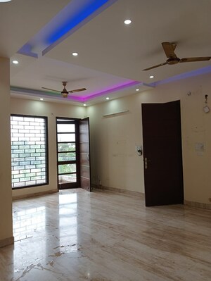 Room in 3 BHK Builder Floor at SS Southend Floors, South City 2 – for Rent