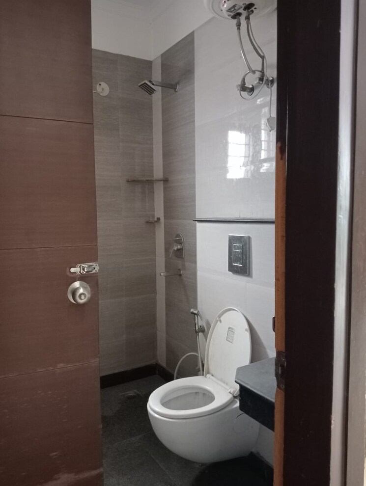 Bathroom, ss-southend-floors 3 Bedroom 1700 Sq.Ft. Builder Floor In South City 2 Gurgaon 9460132