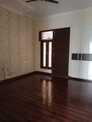 Room in 3 BHK Builder Floor at SS Southend Floors, South City 2 – for Rent