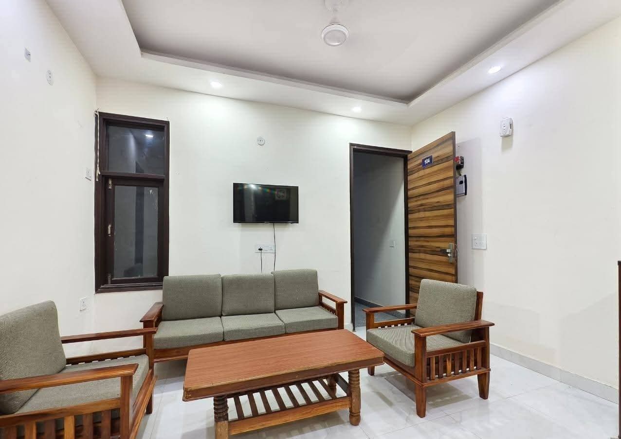 1 BHK + Servant Room Builder Floor For Rent in Chattarpur