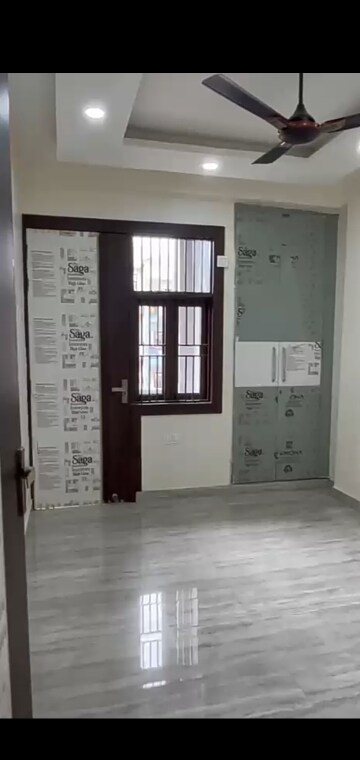 Room in 3 BHK Builder Floor at Mahavir Enclave – for Sale