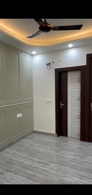 Room in 3 BHK Builder Floor at Mahavir Enclave – for Sale