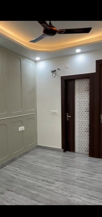Room in 3 BHK Builder Floor at Mahavir Enclave – for Sale