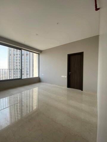 Room in 3 BHK Apartment at Oberoi Sky City, Borivali East – for Rent