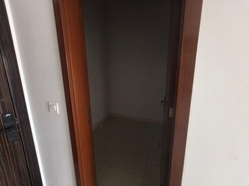 Room in 3 BHK Builder Floor at Central Park Flower Valley Aqua Front Towers, Sohna Sector 33 – for Rent