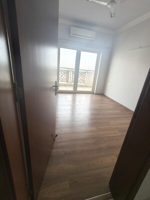 Room in 3 BHK Builder Floor at Central Park Flower Valley Aqua Front Towers, Sohna Sector 33 – for Rent