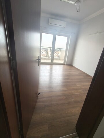 Room in 3 BHK Builder Floor at Central Park Flower Valley Aqua Front Towers, Sohna Sector 33 – for Rent