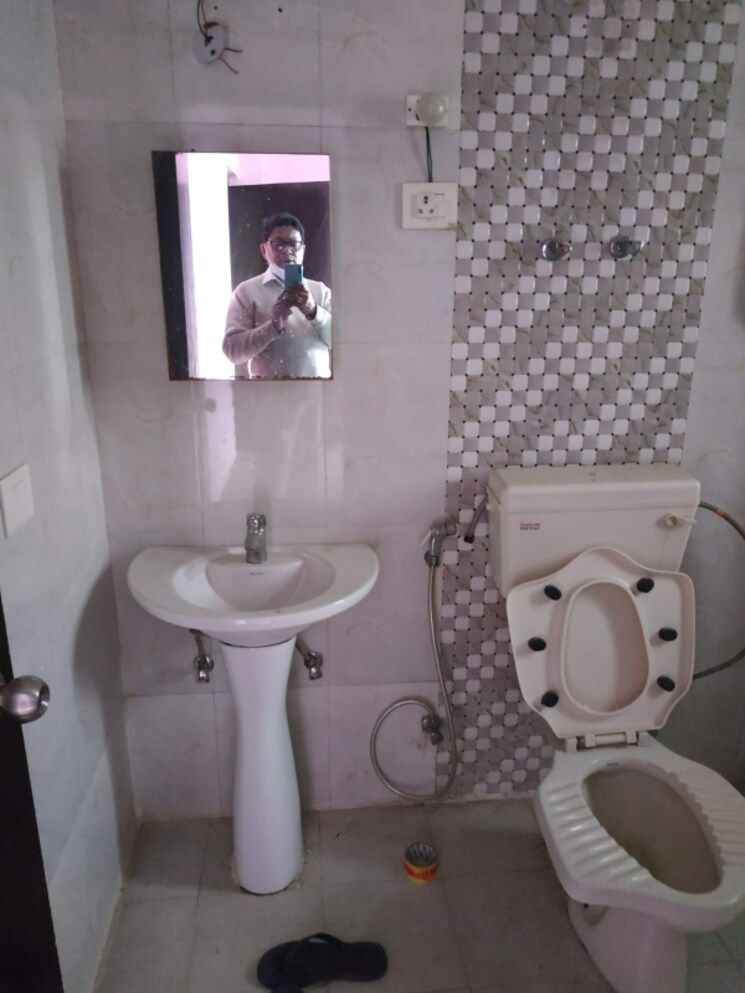 Bathroom, la-residentia 2 Bedroom 1010 Sq.Ft. Apartment In Tech Zone 4 Greater Noida Greater Noida 9460456