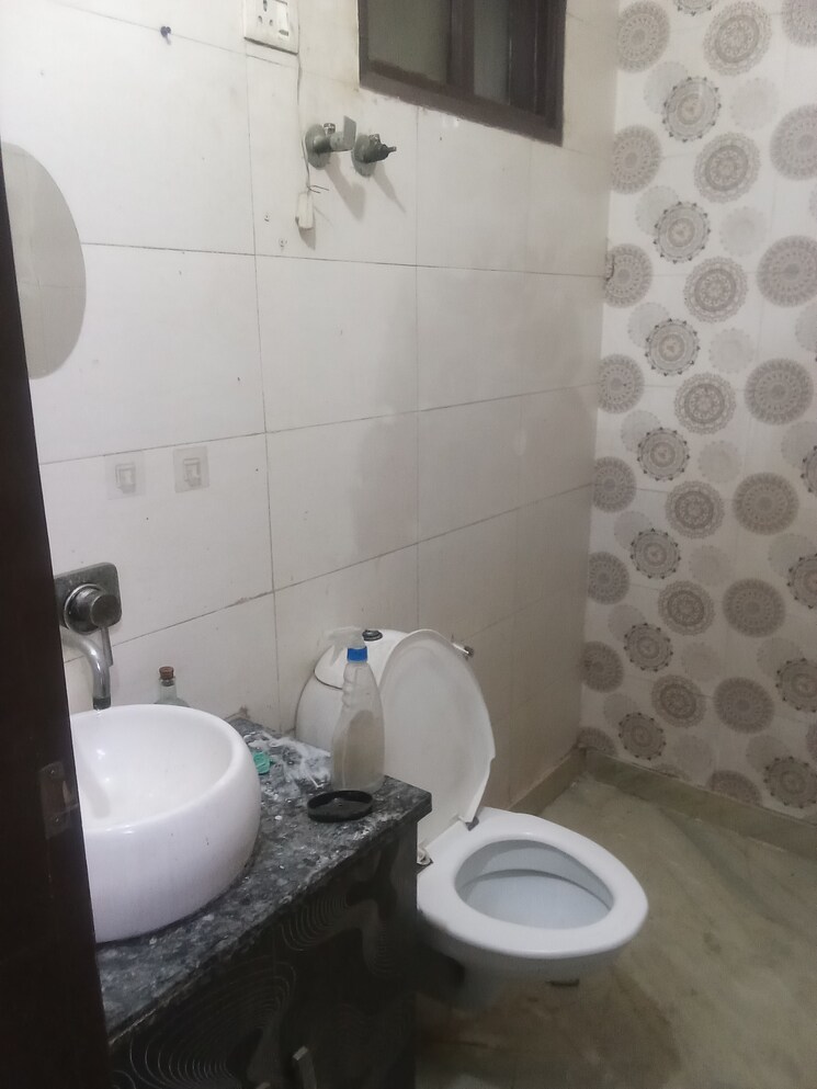 Bathroom, rohini sector 25 2 Bedroom 550 Sq.Ft. Builder Floor In Rohini Sector 25 Delhi 9460458