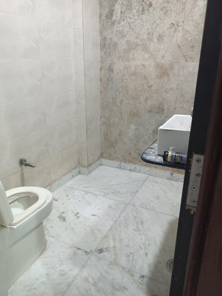 Bathroom, preet vihar 3 Bedroom 1500 Sq.Ft. Builder Floor In Preet Vihar Delhi 9460389