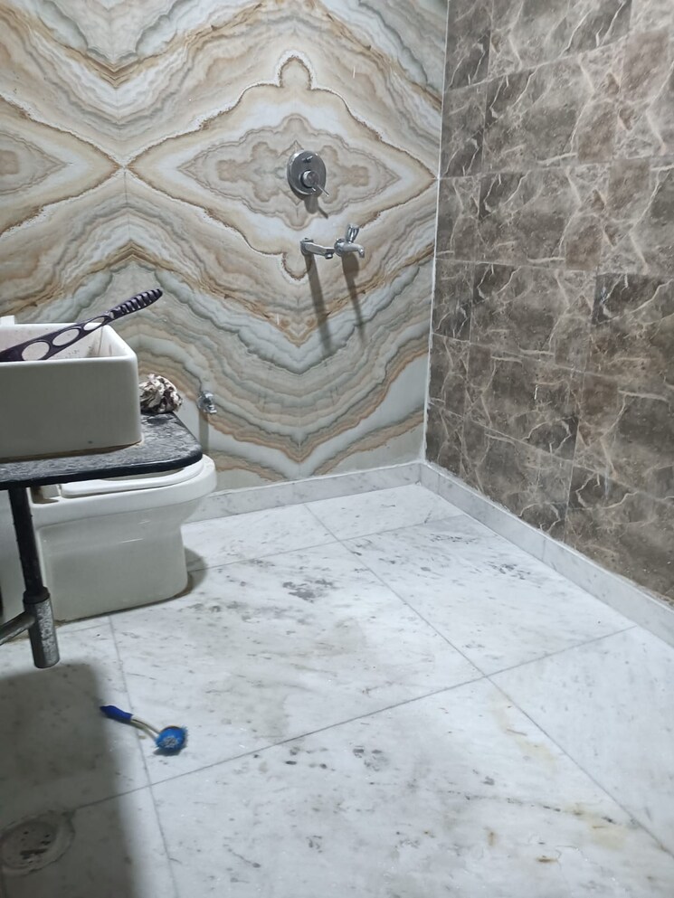 Bathroom, preet vihar 3 Bedroom 1500 Sq.Ft. Builder Floor In Preet Vihar Delhi 9460389