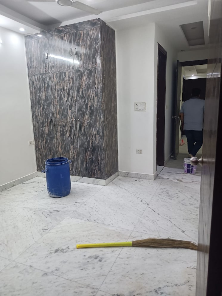 Room, preet vihar 3 Bedroom 1500 Sq.Ft. Builder Floor In Preet Vihar Delhi 9460389