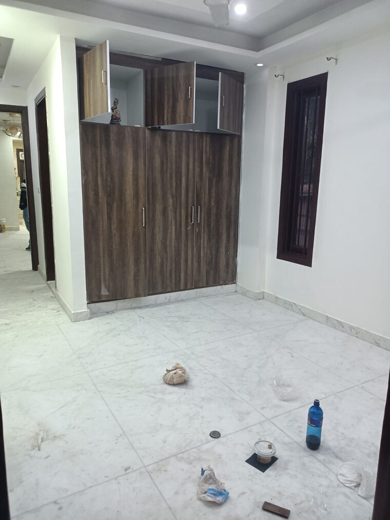 Room, preet vihar 3 Bedroom 1500 Sq.Ft. Builder Floor In Preet Vihar Delhi 9460389