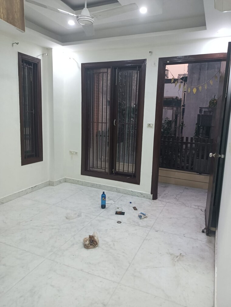 Room, preet vihar 3 Bedroom 1500 Sq.Ft. Builder Floor In Preet Vihar Delhi 9460389