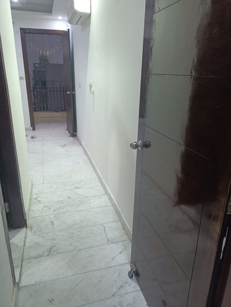 Bathroom, preet vihar 3 Bedroom 1500 Sq.Ft. Builder Floor In Preet Vihar Delhi 9460389