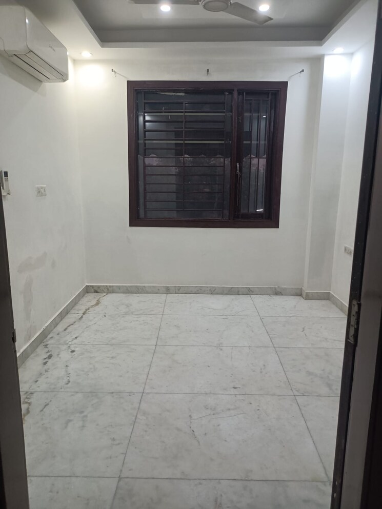 Room, preet vihar 3 Bedroom 1500 Sq.Ft. Builder Floor In Preet Vihar Delhi 9460389
